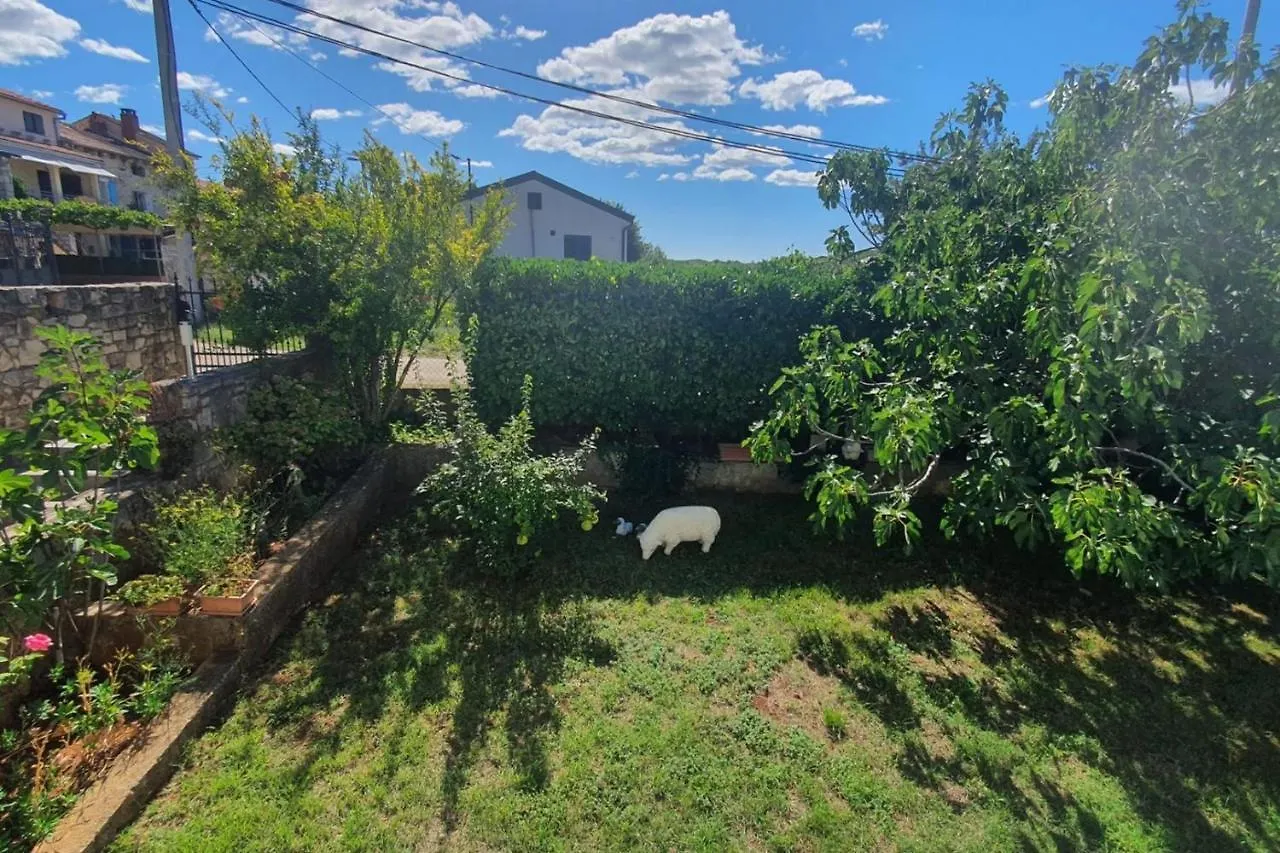 Apartments Paliska Located In The Countryside Near Porec Jasenovica ゲストハウス