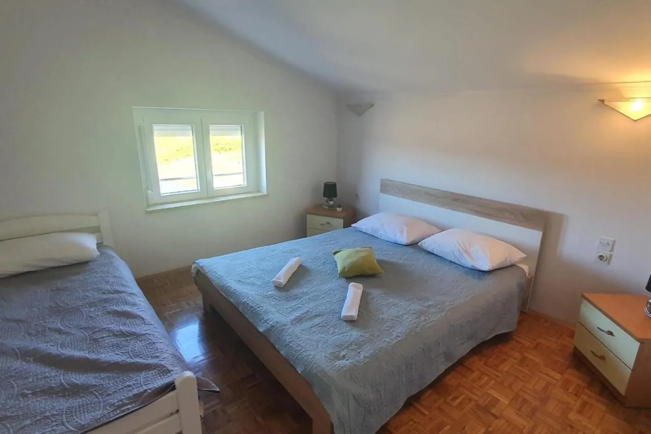 Apartments Paliska Located In The Countryside Near Porec Jasenovica ゲストハウス