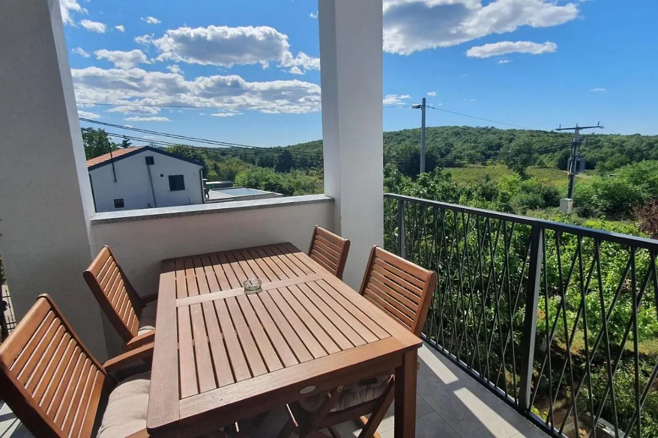 Apartments Paliska Located In The Countryside Near Porec Jasenovica ゲストハウス